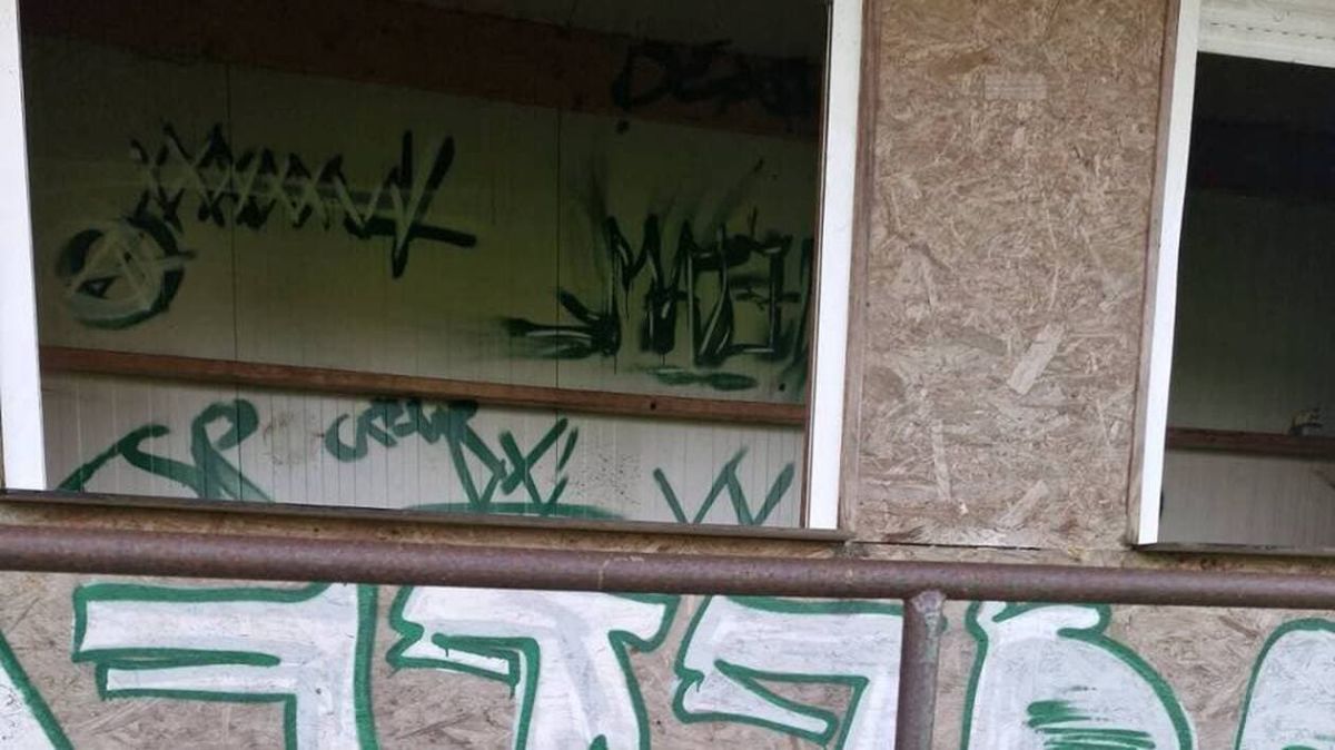 Corlay : des tags insultants sur le stade déclenchent une enquête