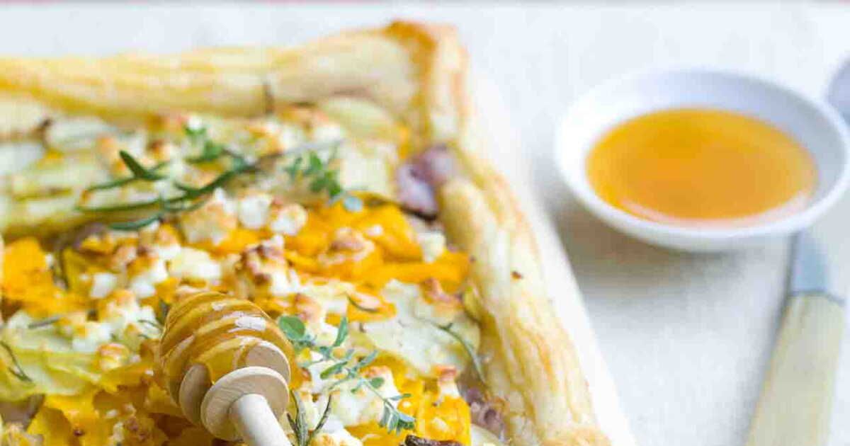 Découvrez la tarte fine aux pommes de terre et feta au miel : un délice à savourer