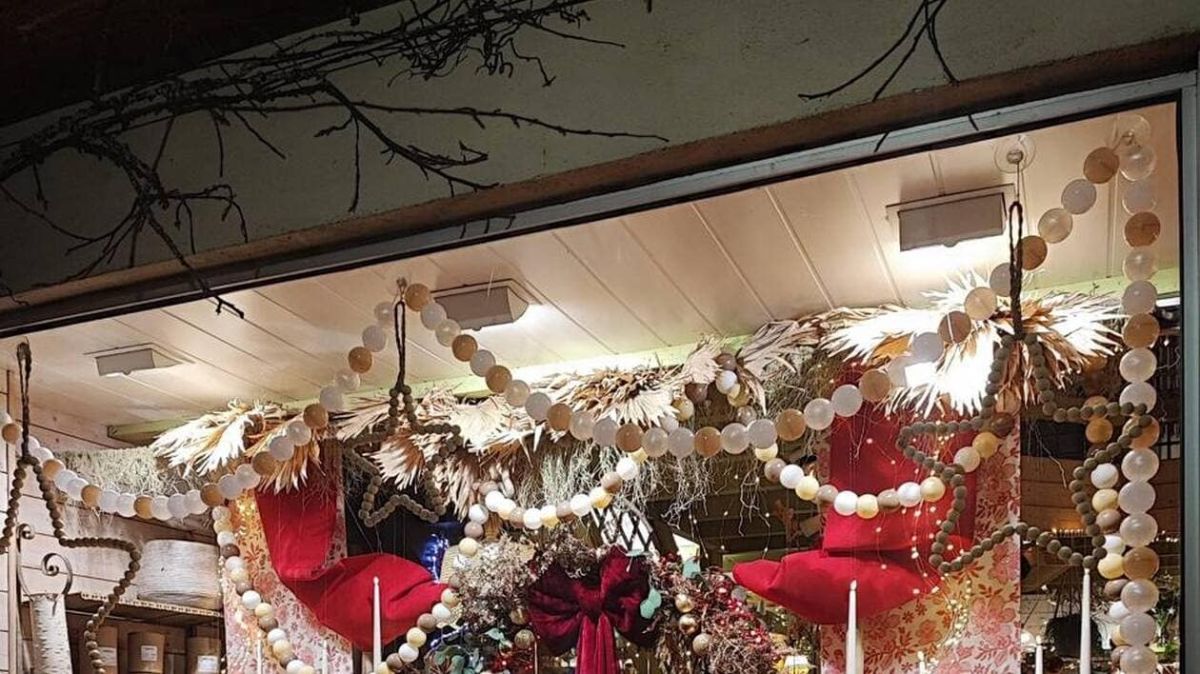 Vitrine de Noël d'Ultra Violette : un charme breton en lice pour les plus belles vitrines de France