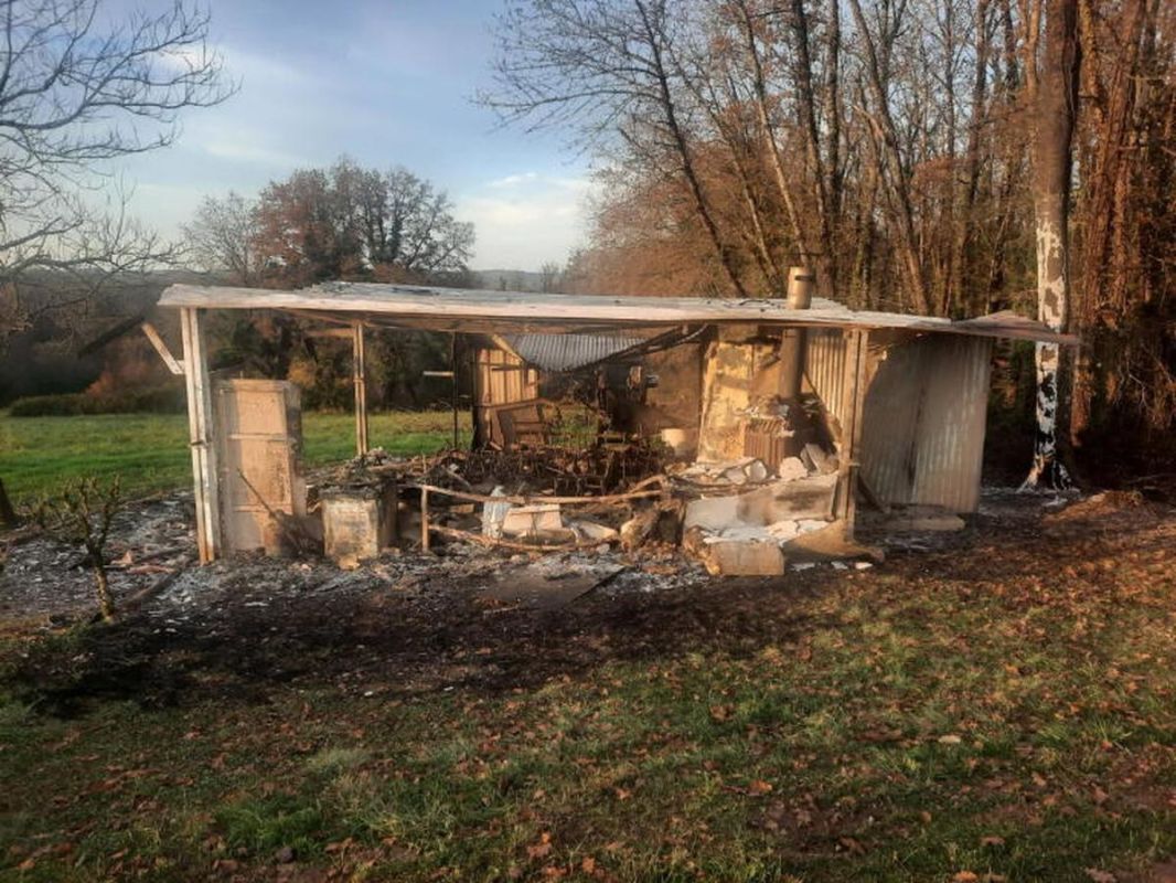 Une cabane de chasse en flammes : un drame pour les passionnés de nature