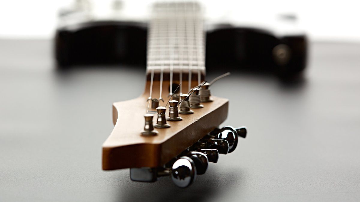 Dionysos en détresse : un appel à la solidarité après le vol de leurs instruments