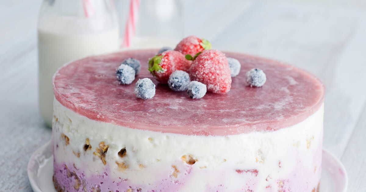 Découvrez la douceur d'un gâteau glacé aux fruits rouges et amandes caramélisées