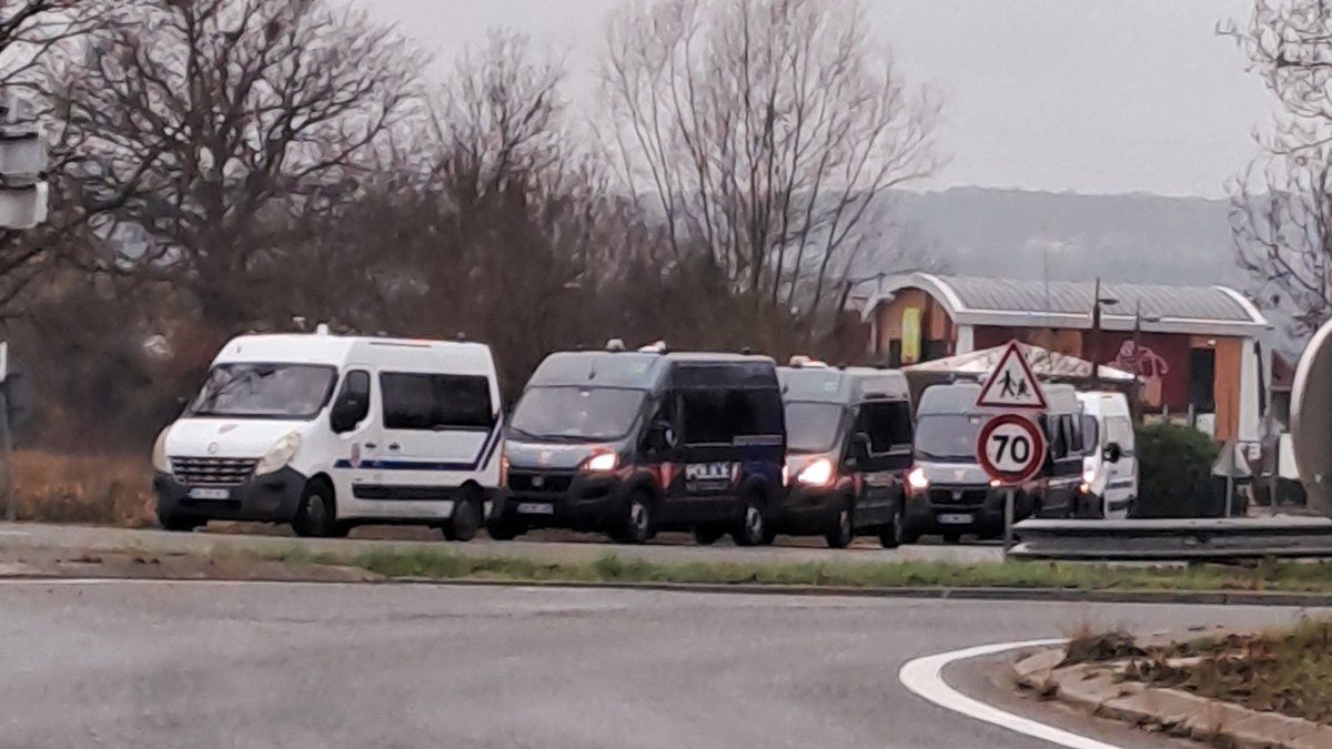 Les agriculteurs en colère bloquent l'A64 près de Toulouse