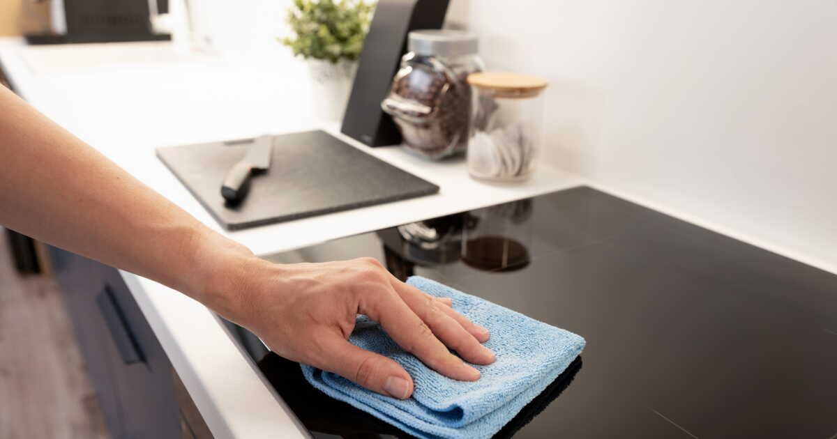 Nettoyer l'espace entre la plaque de cuisson et le plan de travail : nos conseils pratiques