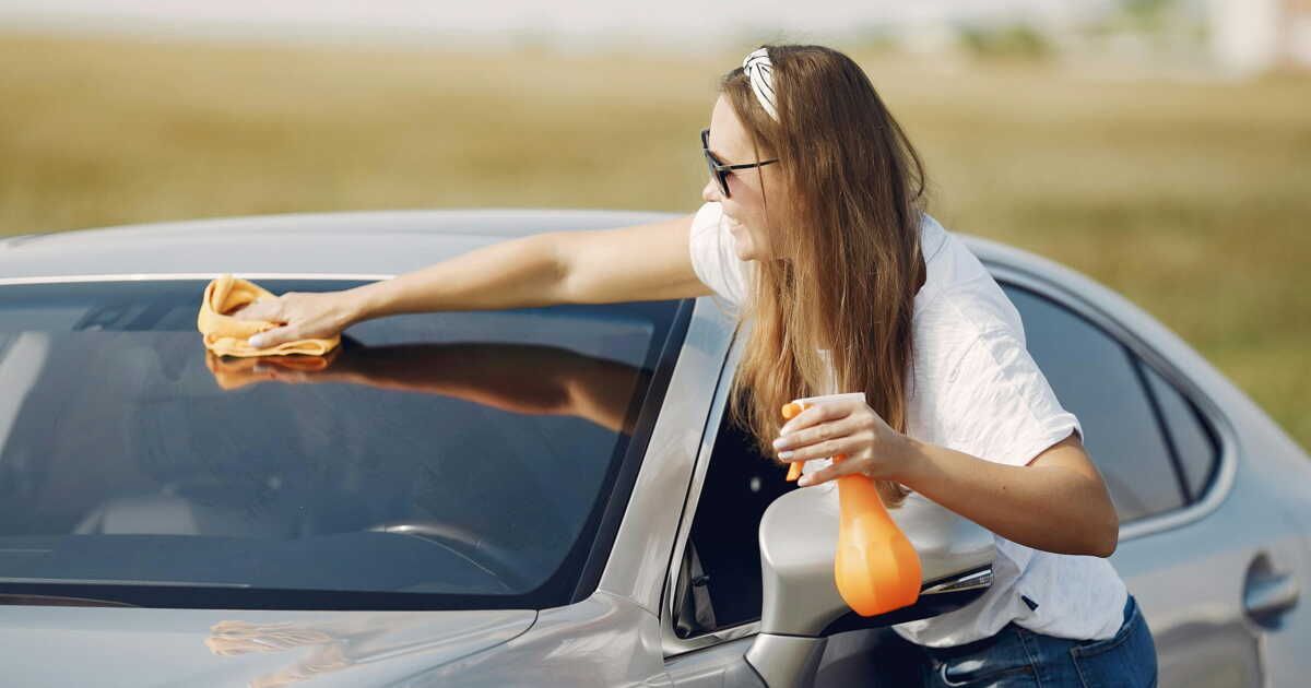 Éclat et clarté : le nettoyant maison pour pare-brise que vous devez essayer