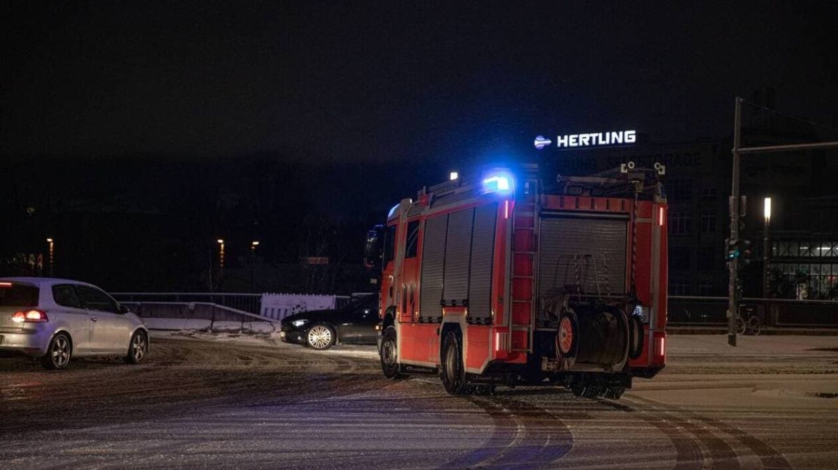 Un bus dérape sur du verglas et s'encastre dans une maison : 20 blessés