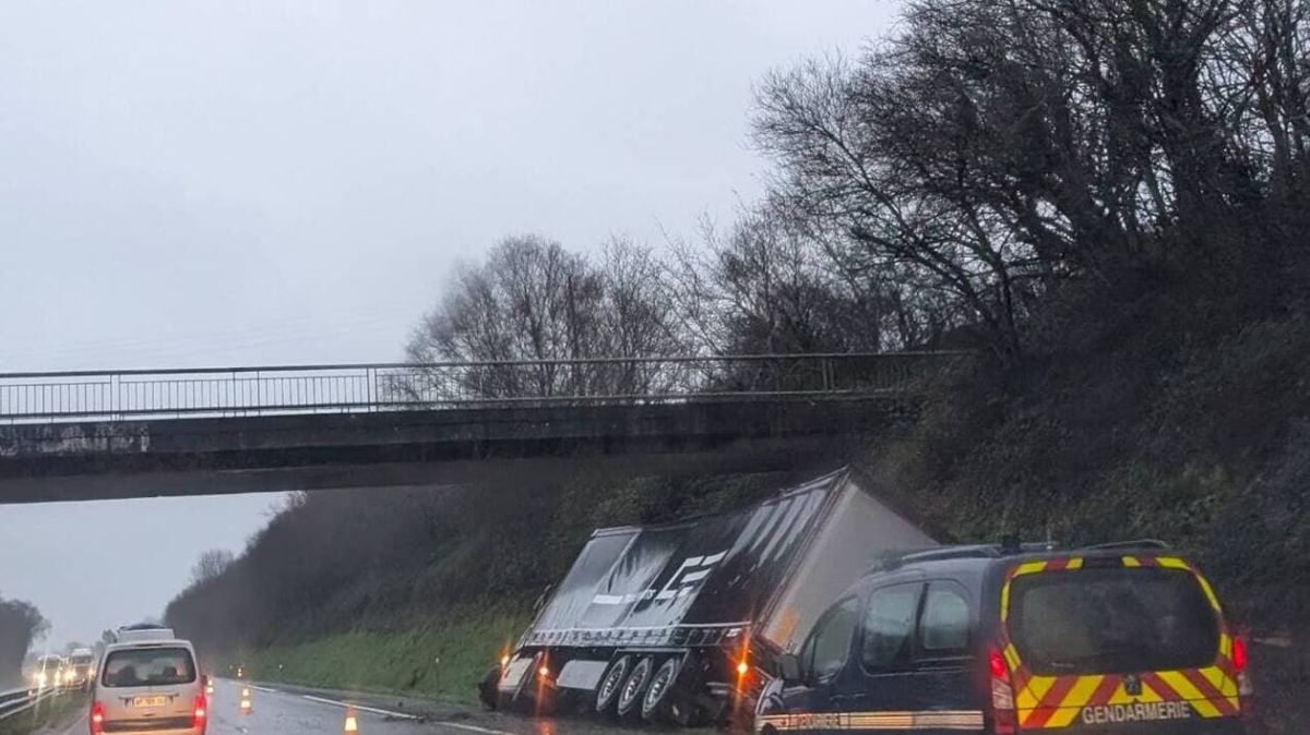 Accident impressionnant sur la N12 : un poids lourd dans le fossé bloque la circulation