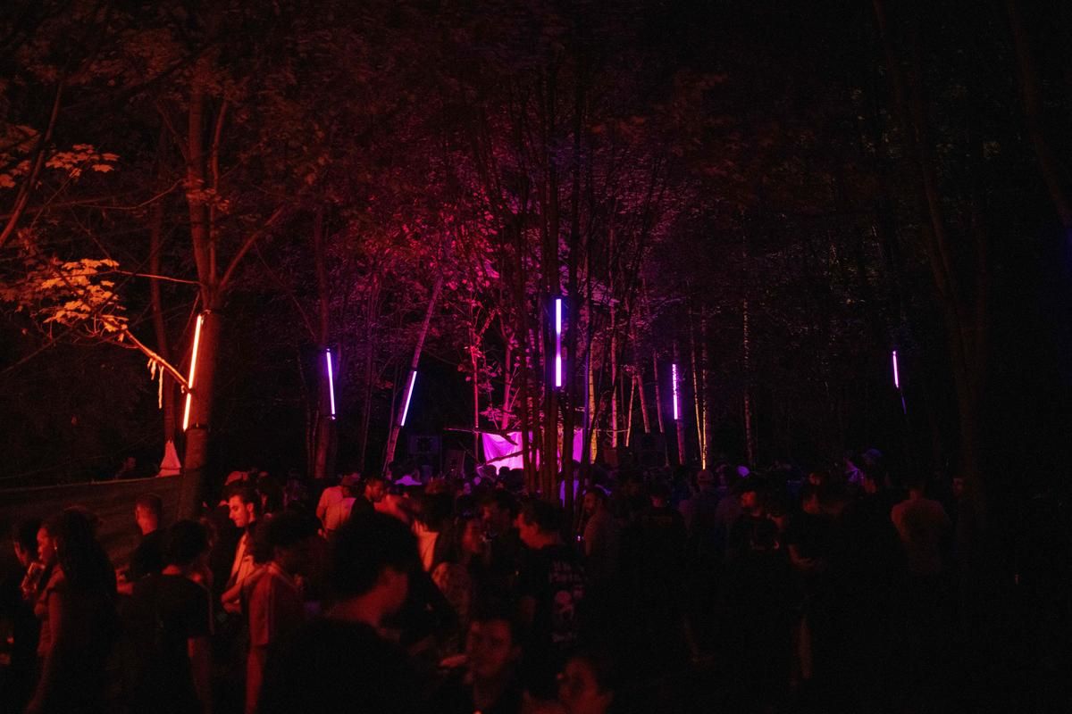 Intervention policière tourne mal lors d'une rave illégale près du Mans