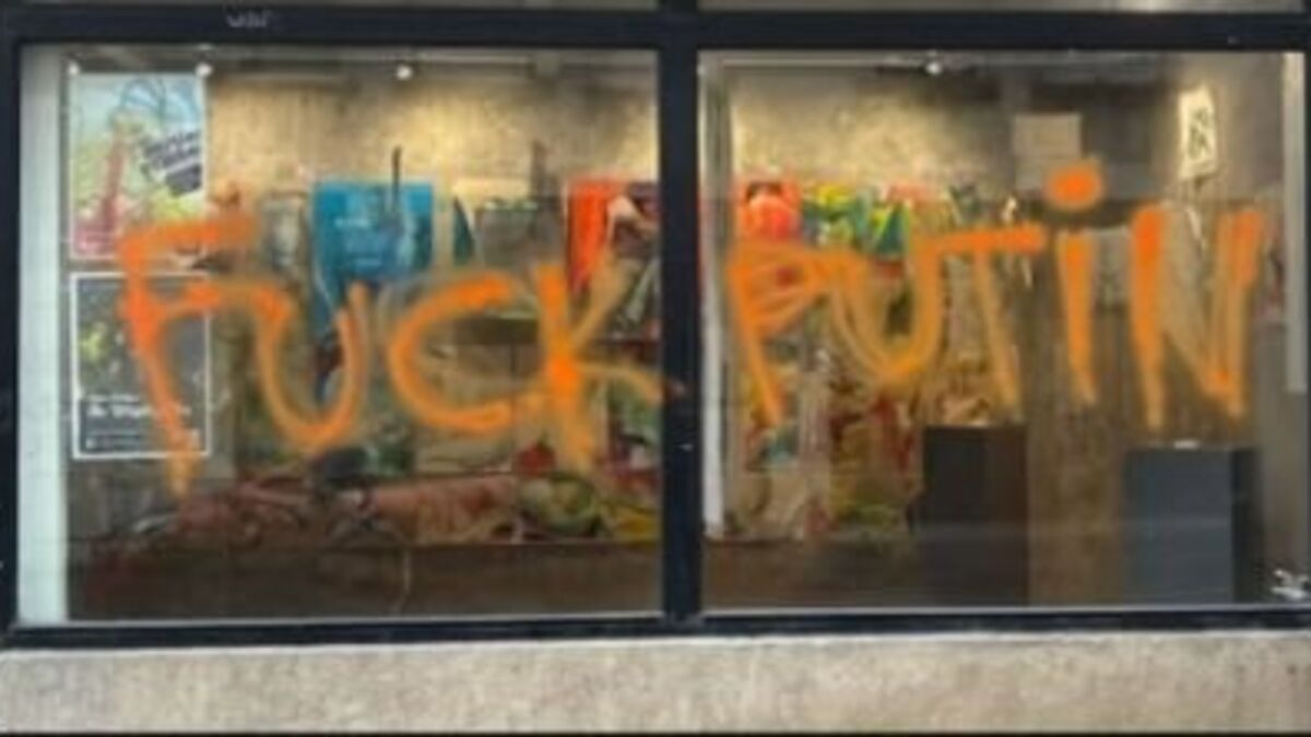Vandalisme en plein Paris : la galerie d'art de la fille présumée de Poutine ciblée