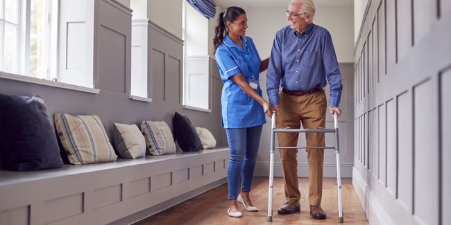 Déambulateur : bien choisir pour retrouver mobilité et sécurité