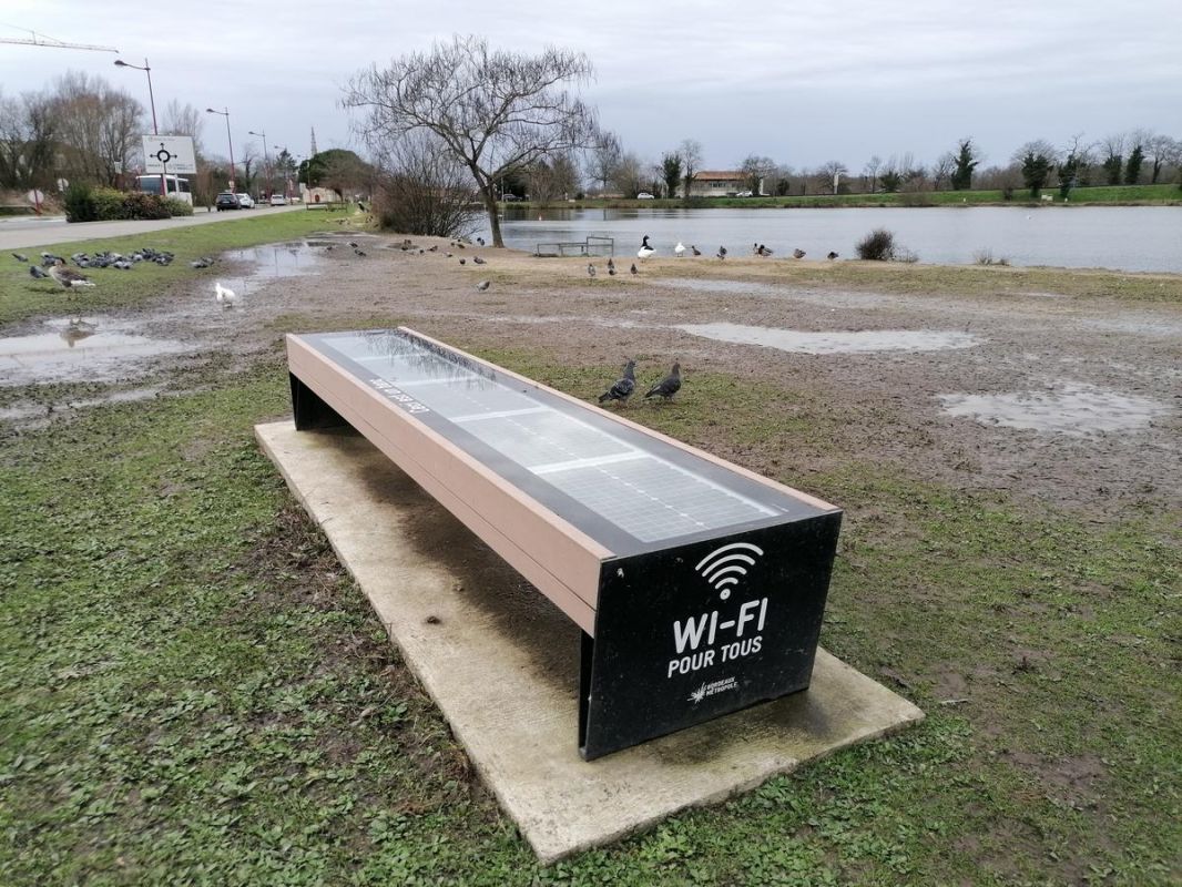 Bordeaux innove : des bancs connectés pour l'accès à l'électricité et à Internet