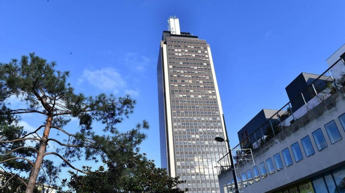 Une intervention des pompiers pour sécuriser la tour Bretagne à Nantes