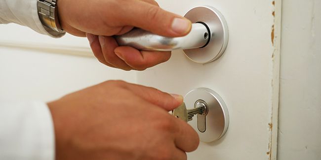 Comment sortir une clé cassée de la serrure : astuces pratiques