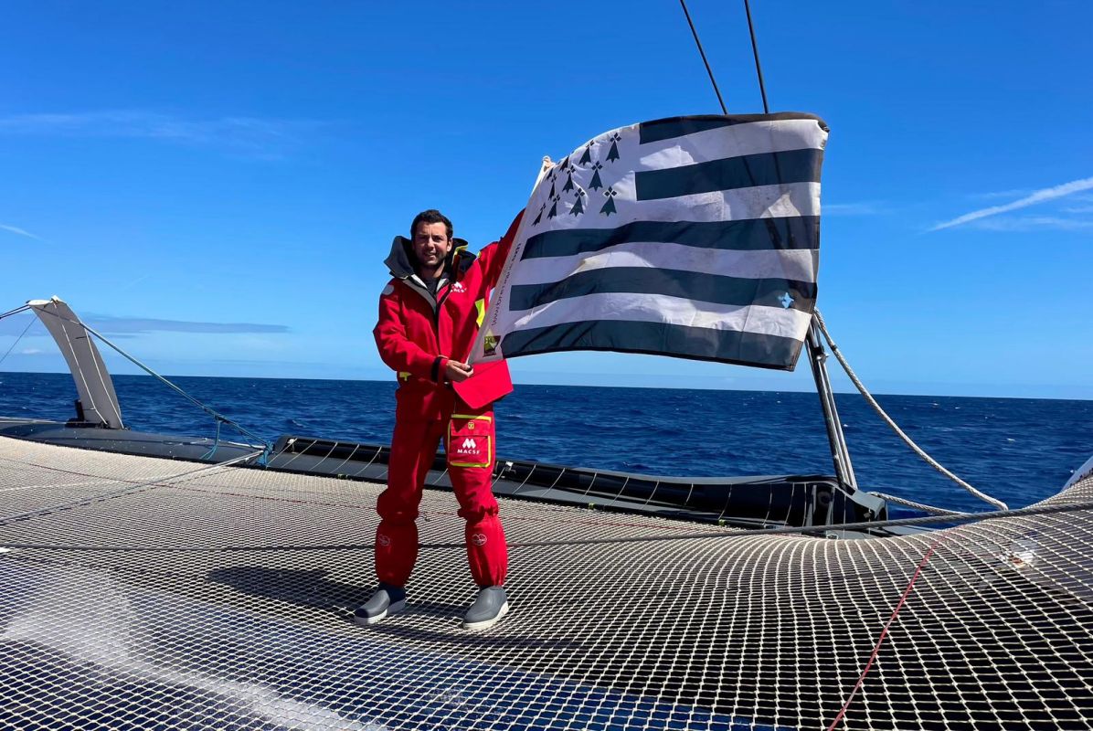 Voile : l’exploit XXL de Guirec Soudée qui bat le record du tour du monde à la voile à l’envers en 94 jours
