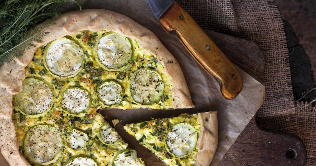 la tarte salée aux courgettes et burrata pour un repas estival réussi