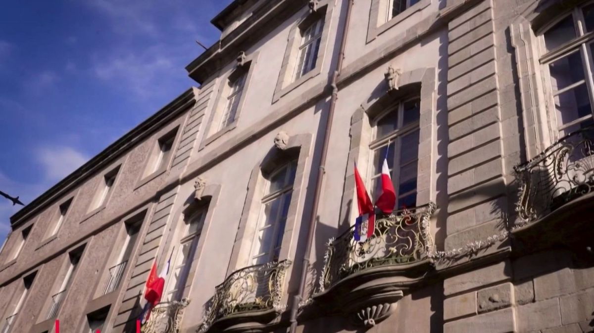 Les mairies du RN : L'affrontement entre drapeau français et subventions européennes