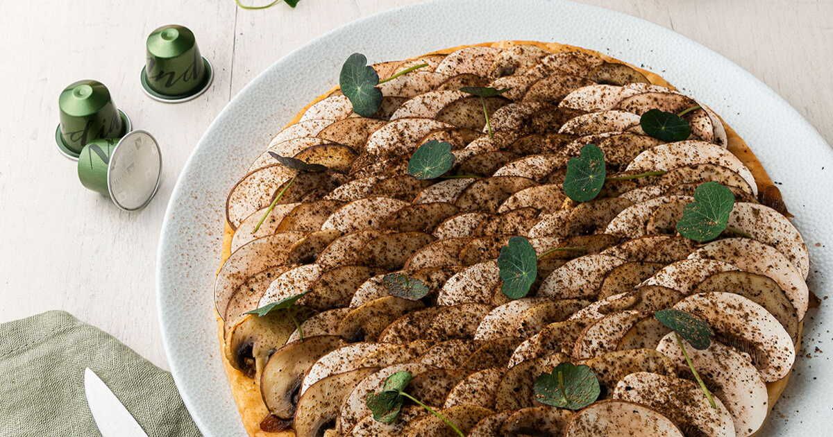 Tarte aux champignons de Paris, oignon, soja, café, par David Gallienne et Nespresso