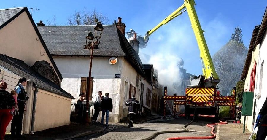 Incendie dévastateur au Grand-Lucé : une adolescente sous les projecteurs