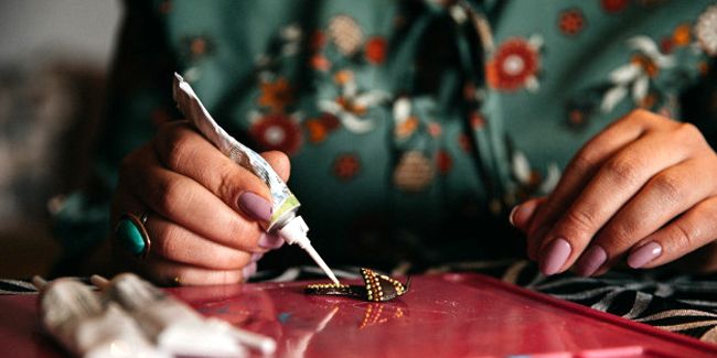 Colle super glue : propriétés, conseils d'utilisation, que peut-on coller avec ?