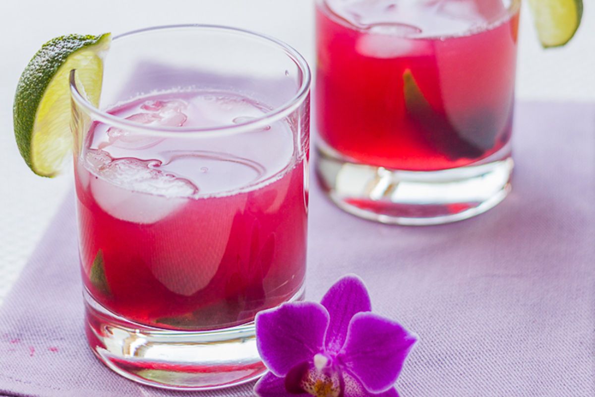 un cocktail rafraîchissant de rosé, mûres et citron vert