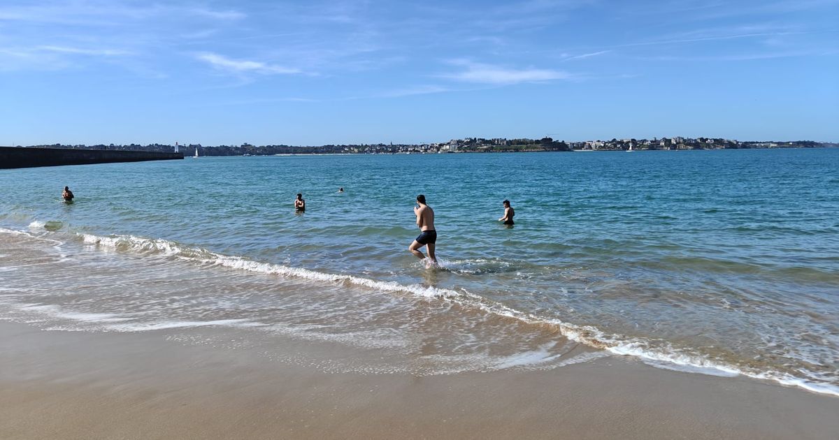 Des courageux bretons bravent l'eau froide pour une première baignade à Saint-Malo