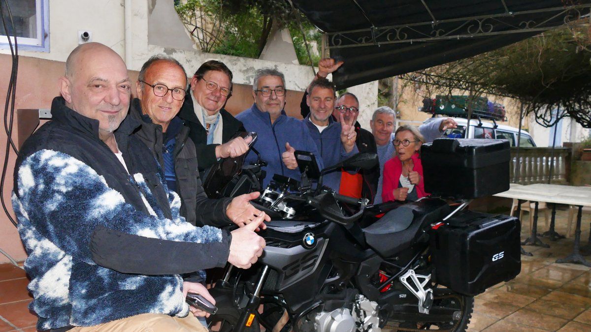 Une bande d'amis s'embarque pour le Sénégal à moto depuis Rennes-les-Bains