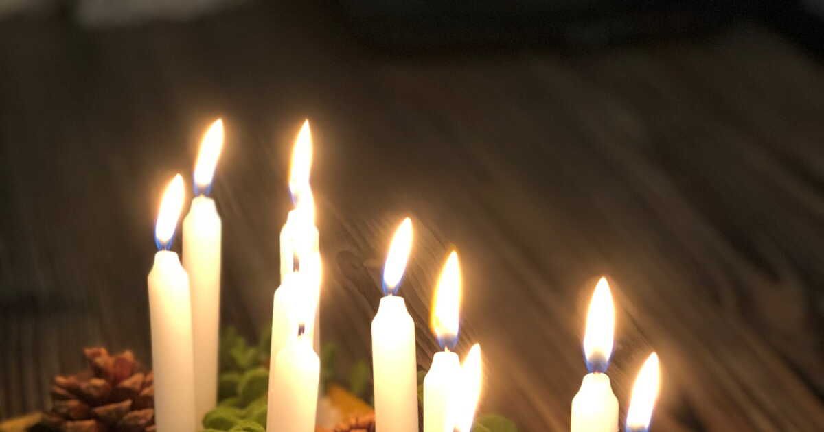 Créer un centre de table lumineux pour un Noël mémorable