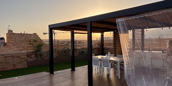 Optimisez l'espace de votre balcon avec une pergola : guide des matériaux et conseils pratiques