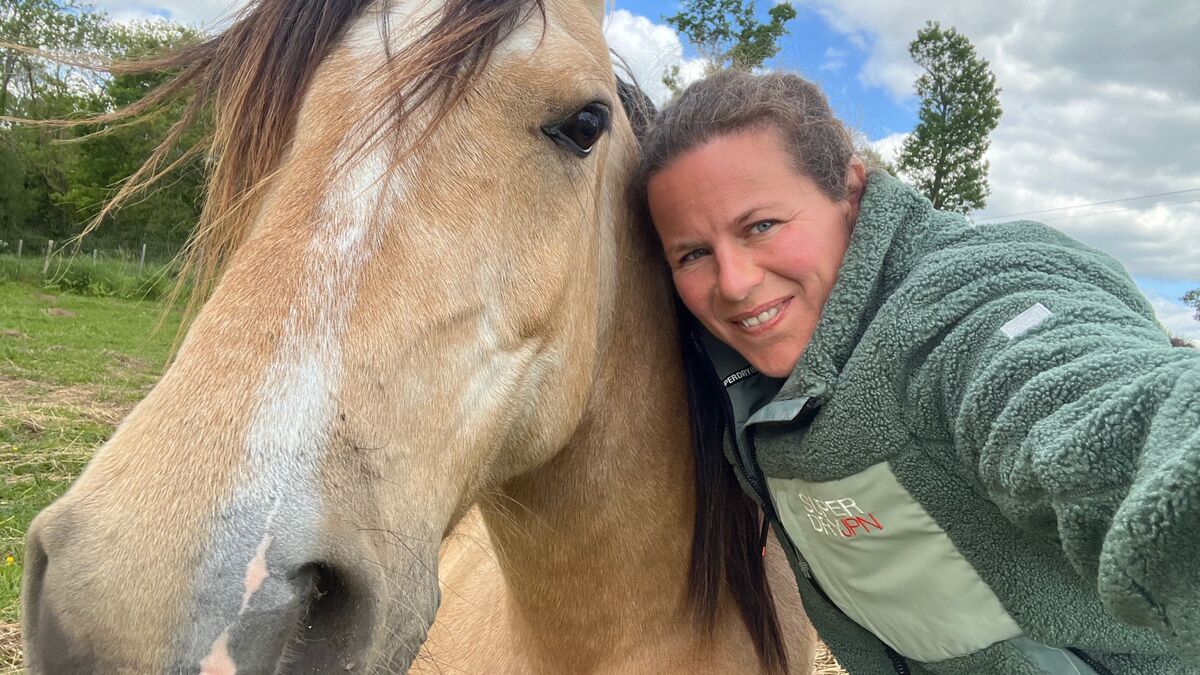 À Loctudy, une infirmière à cheval soulève des questions sur la vie rurale