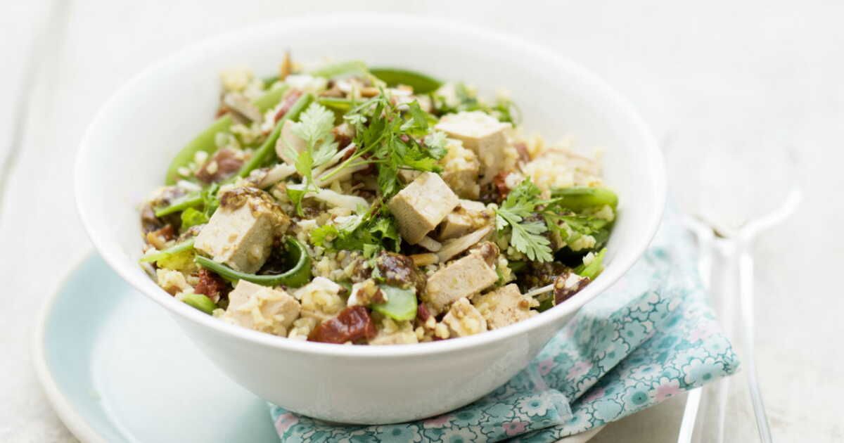 Une délicieuse salade de boulgour au tofu et aux amandes