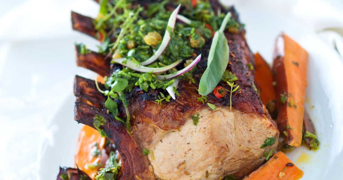 La délicieuse aventure du carré de porc à la sauce chimichurri