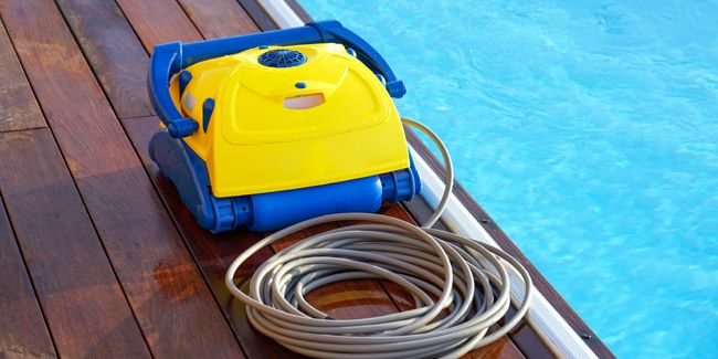 Choisir entre un robot nettoyeur électrique et hydraulique pour votre piscine
