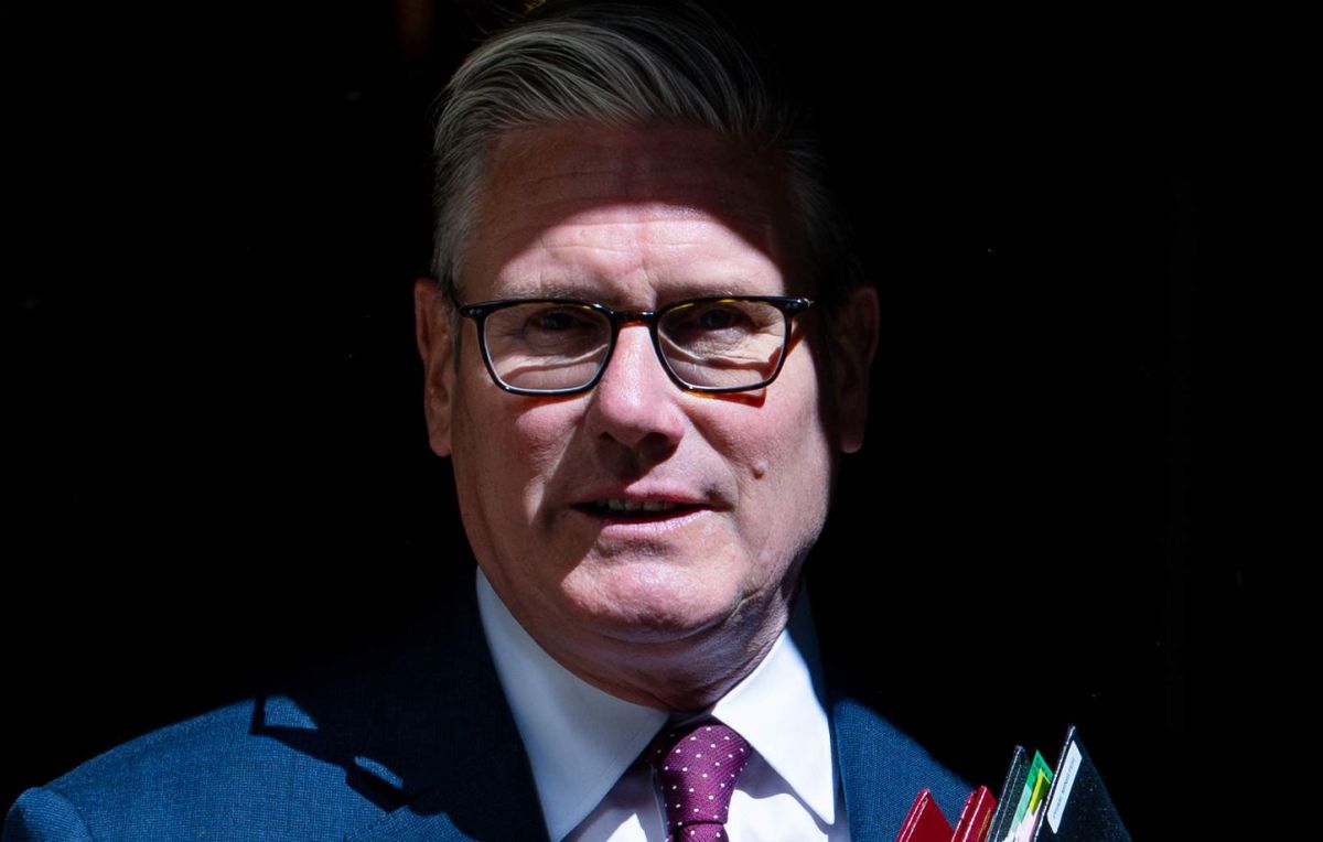 Keir Starmer sous pression après une lourde défaite électorale