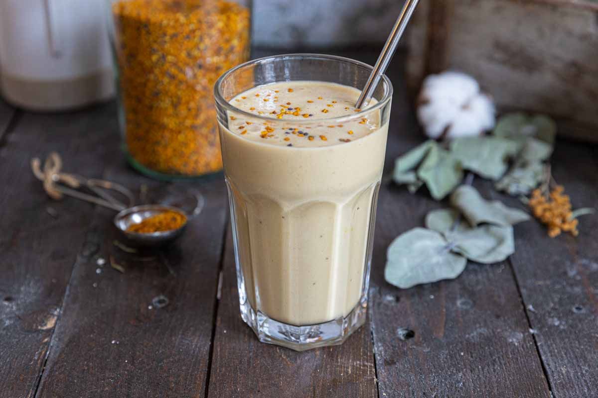 Smoothie à la banane et au pollen
