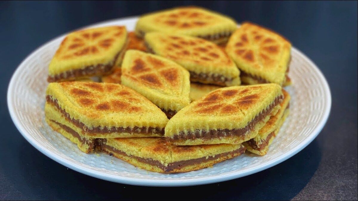 Bradjs : un voyage culinaire à travers un gâteau de semoule aux dattes