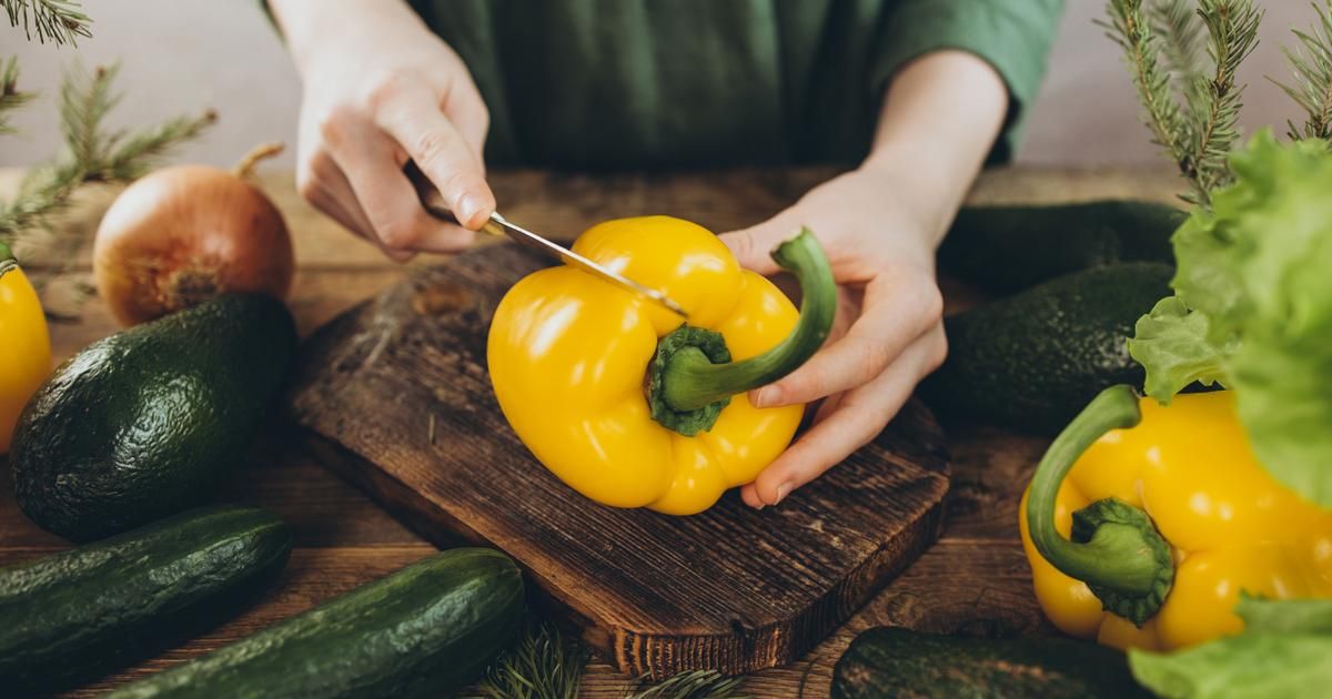 Maîtriser l'art de couper le poivron sans chaotiser votre cuisine
