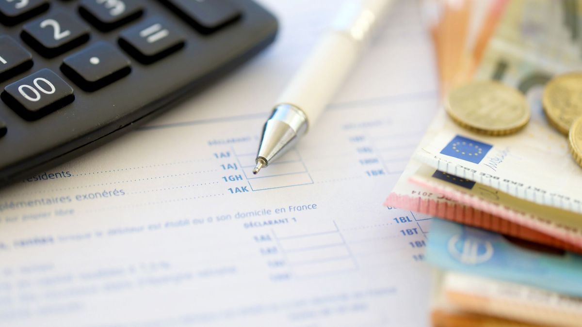 Hausse d'impôts : gel du barème, crédit d'impôts, flat tax, qui sera concerné ?