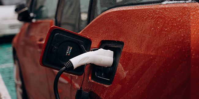 Prise renforcée ou borne de recharge : le dilemme électrique