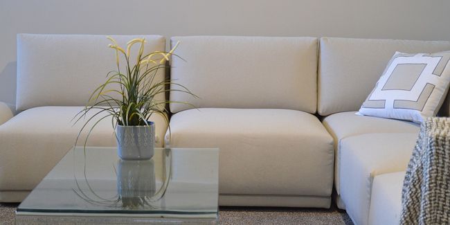 Transformez votre salon sombre : 10 astuces pour une ambiance lumineuse
