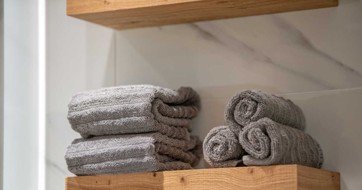 Des astuces efficaces pour plier vos serviettes de bain et gagner de la place