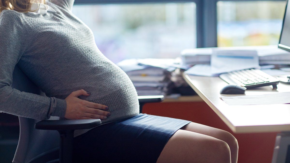 Une consultante licenciée par SMS en pleine grossesse obtient justice