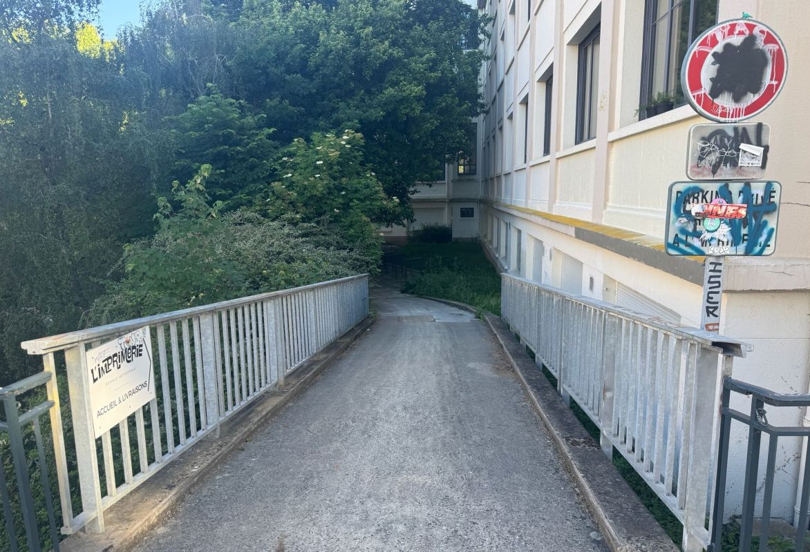 Enquête en cours après la mort tragique d'un garçon de 12 ans à Rennes