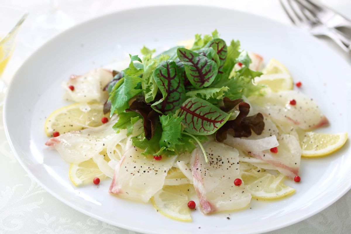 Le carpaccio de lieu noir, une entrée aérienne à la menthe et groseille