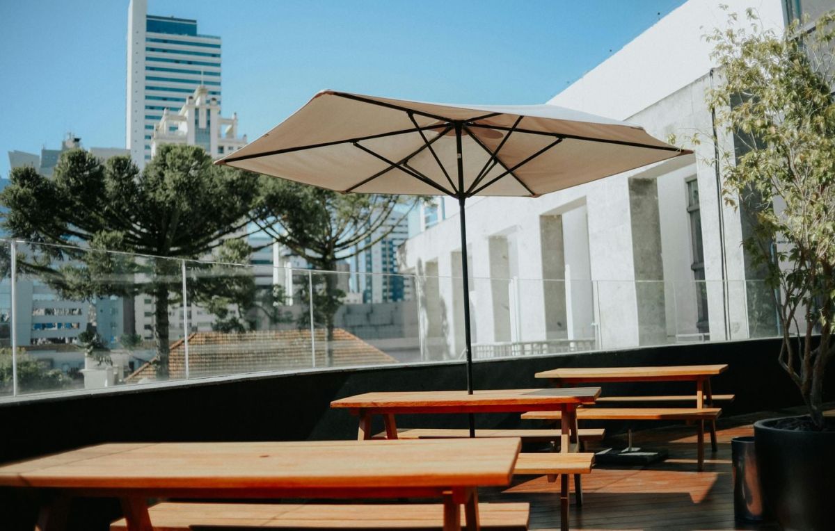 Tragédie à la terrasse : une femme tuée par un parasol emporté par le vent aux États-Unis