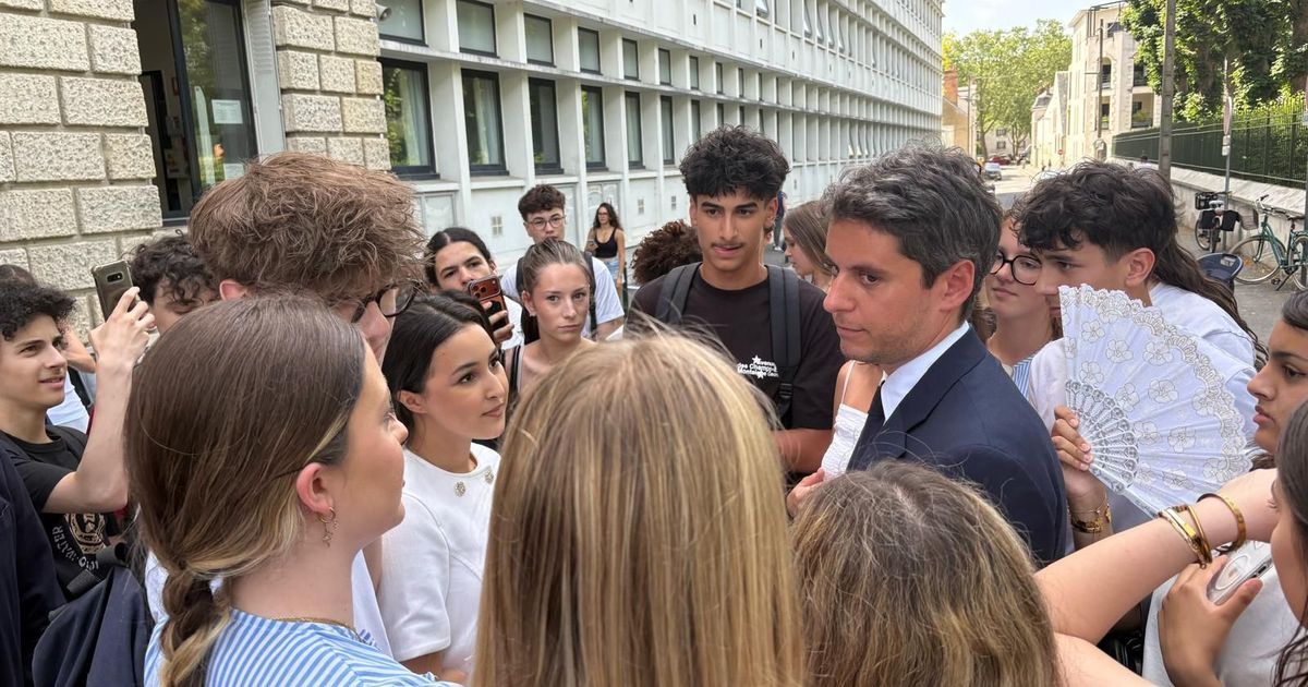 Gabriel Attal rencontre les jeunes au lycée Jean Zay d'Orléans