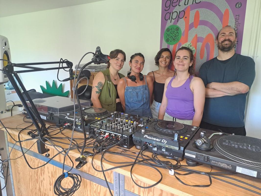 Des platines aux femmes : Dia! Radio révolutionne les soirées à Saint-Jean-de-Luz