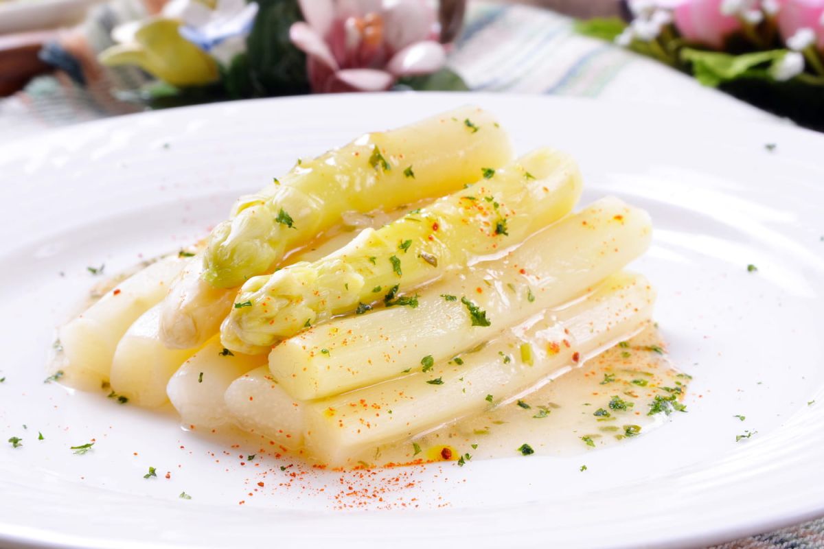 Laurent Mariotte vous surprend avec une sauce inédite pour vos asperges blanches