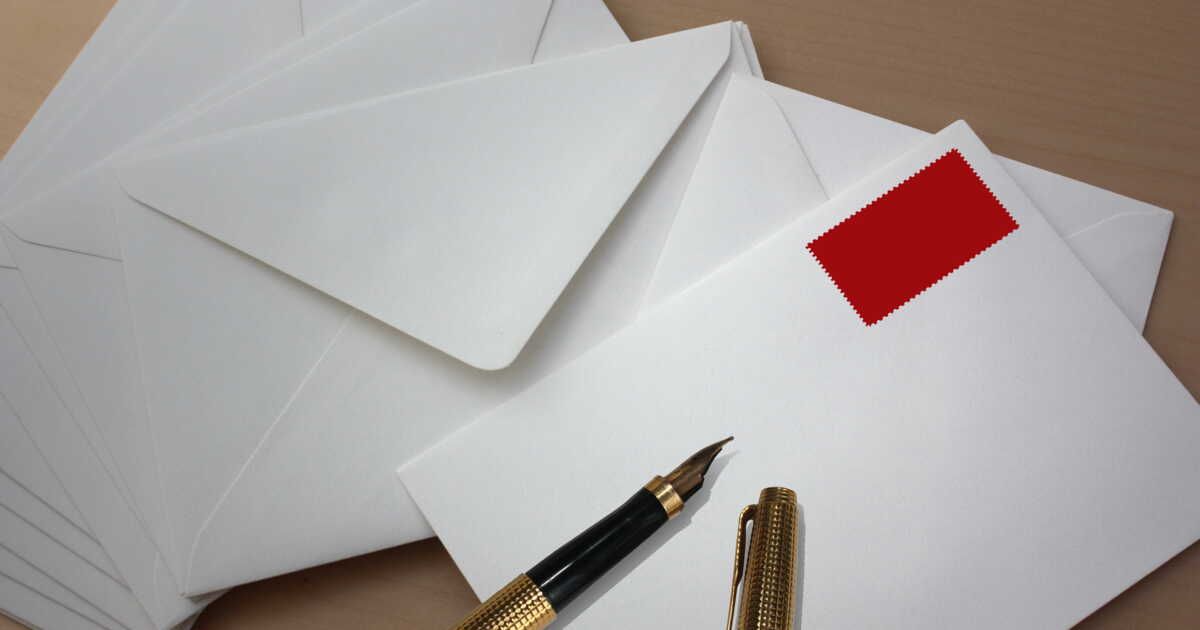 Où coller le timbre sur une enveloppe : à gauche ou à droite ?