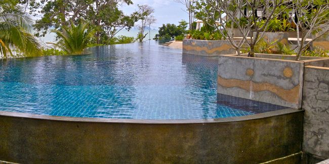 La piscine semi-enterrée : un atout pour votre jardin