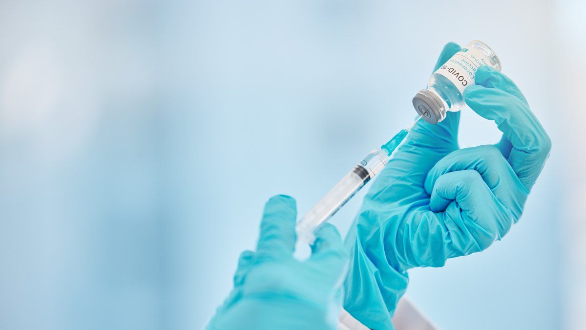 Le vaccin universel conçu par l'IA fait ses premiers pas sur l'humain